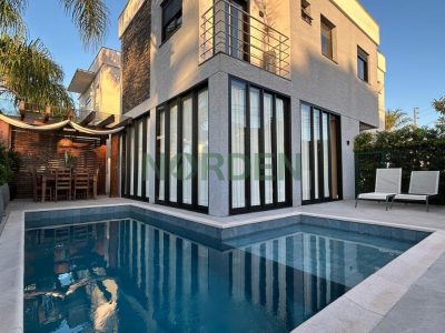 Casa, 200m² com 3 quartos, 3 suítes e 2 vagas no bairro Cachoeira do Bom Jesus em Florianópolis