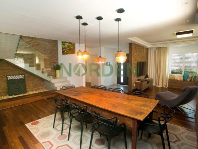 Casa, 388m² com 5 quartos, 4 suítes e 2 vagas no bairro Jurerê Internacional em Florianópolis