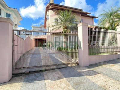 Casa, 345m² com 4 quartos, 4 suítes e 5 vagas no bairro João Paulo em Florianópolis