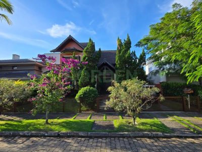 Casa, 230m² com 3 quartos, 1 suíte e 3 vagas no bairro Jurerê Internacional em Florianópolis