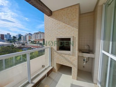Apartamento, 61m² com 2 quartos, 1 suíte e 2 vagas no bairro Coqueiros em Florianópolis