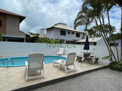 Casa, 290m² com 4 quartos, 2 suítes e 4 vagas no bairro Jurerê em Florianópolis