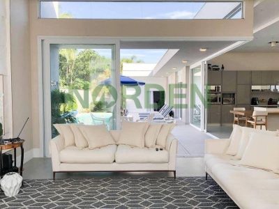 Casa, 230m² com 3 quartos, 3 suítes e 2 vagas no bairro Jurerê em Florianópolis