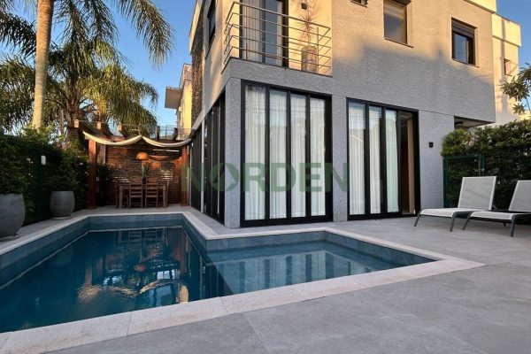 Casa, 200m² com 3 quartos, 3 suítes e 2 vagas no bairro Cachoeira do Bom Jesus em Florianópolis