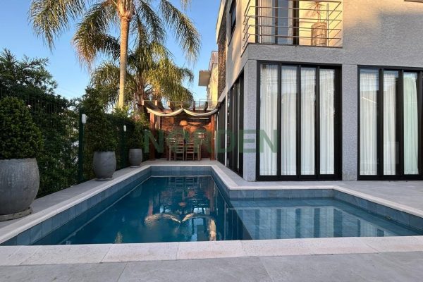 Casa, 200m² com 3 quartos, 3 suítes e 2 vagas no bairro Cachoeira do Bom Jesus em Florianópolis