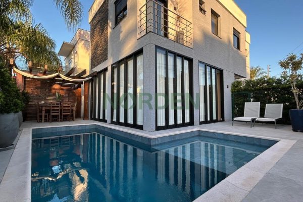Casa, 200m² com 3 quartos, 3 suítes e 2 vagas no bairro Cachoeira do Bom Jesus em Florianópolis