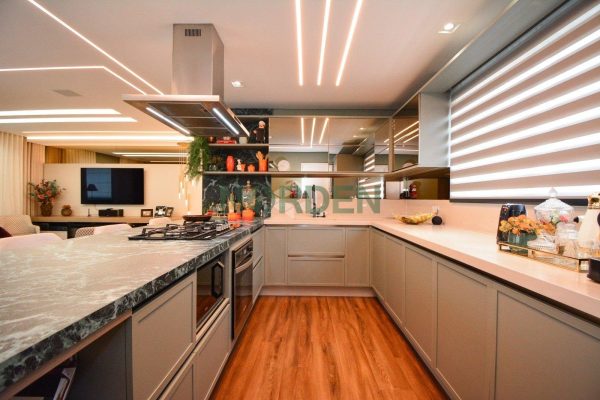 Apartamento, 165m² com 4 quartos, 3 suítes e 2 vagas, Residencial Linda Koerich em Florianópolis