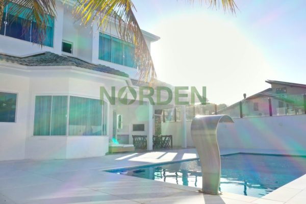 Casa, 250m² com 4 quartos, 4 suítes e 2 vagas no bairro Jurerê Internacional em Florianópolis