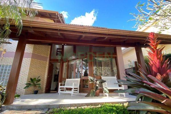 Casa, 345m² com 4 quartos, 4 suítes e 5 vagas no bairro João Paulo em Florianópolis