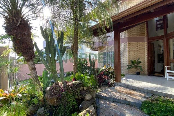 Casa, 345m² com 4 quartos, 4 suítes e 5 vagas no bairro João Paulo em Florianópolis