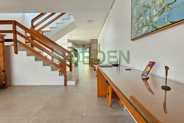 Casa, 185m² com 3 quartos, 3 suítes e 2 vagas no bairro Santa Mônica em Florianópolis