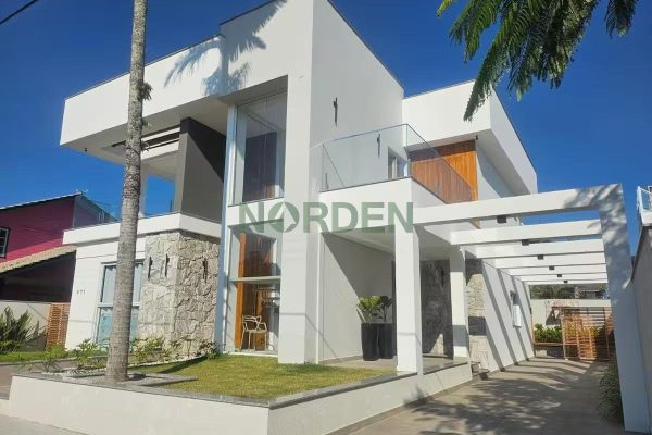 Casa, 310m² com 5 quartos, 3 suítes e 4 vagas no bairro Daniela em Florianópolis