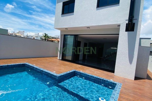 Casa, 190m² com 3 quartos, 3 suítes e 2 vagas no bairro Ingleses Centro em Florianópolis