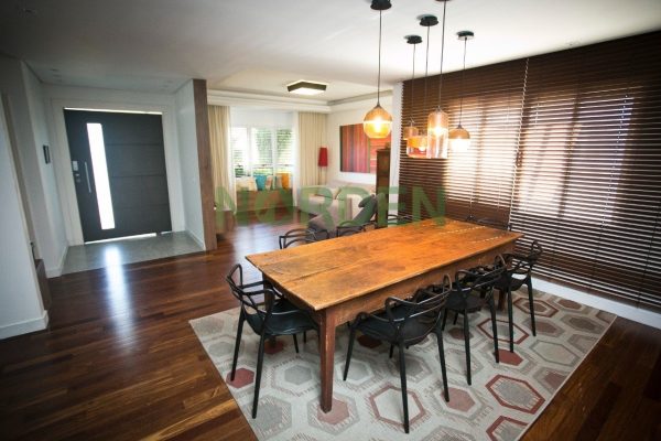 Casa, 388m² com 5 quartos, 4 suítes e 2 vagas no bairro Jurerê Internacional em Florianópolis