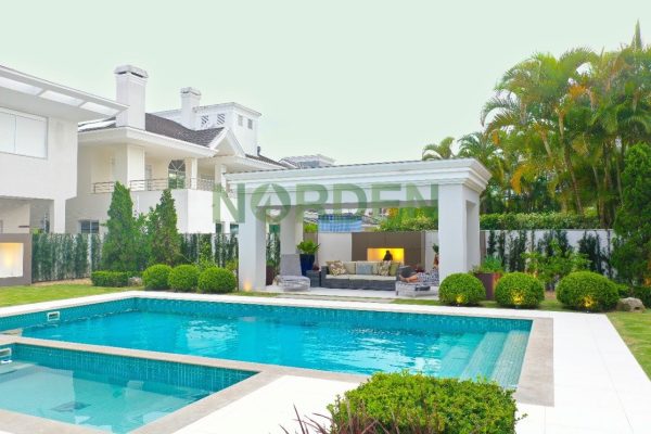 Casa, 826m² com 5 quartos, 5 suítes e 6 vagas no bairro Jurerê Internacional em Florianópolis