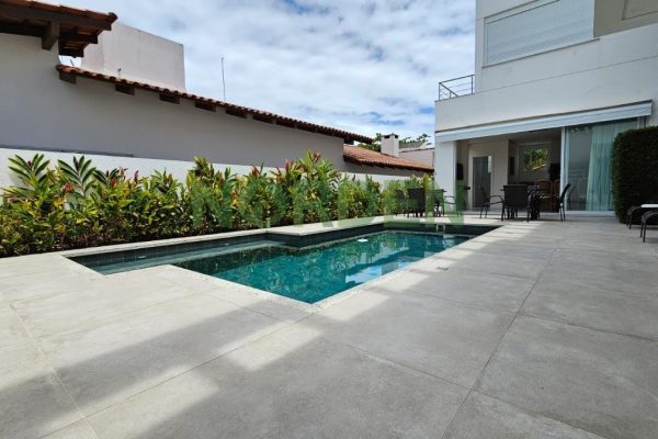 Casa, 650m² com 5 quartos, 4 suítes e 4 vagas no bairro Jurerê Internacional em Florianópolis