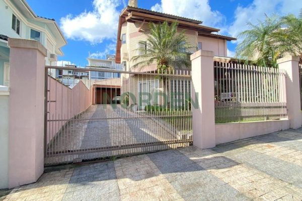 Casa, 345m² com 4 quartos, 4 suítes e 5 vagas no bairro João Paulo em Florianópolis