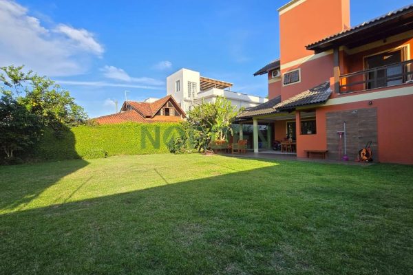 Casa, 230m² com 3 quartos, 1 suíte e 3 vagas no bairro Jurerê Internacional em Florianópolis