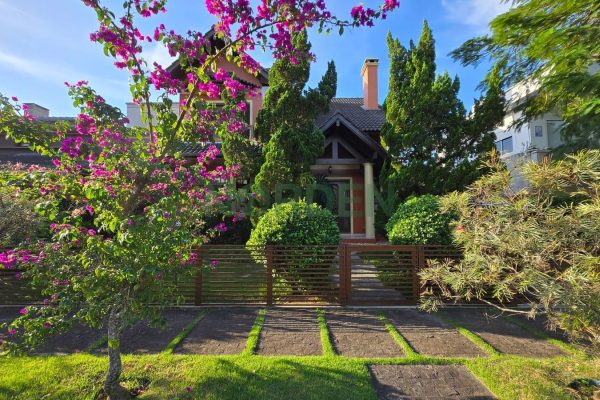 Casa, 230m² com 3 quartos, 1 suíte e 3 vagas no bairro Jurerê Internacional em Florianópolis