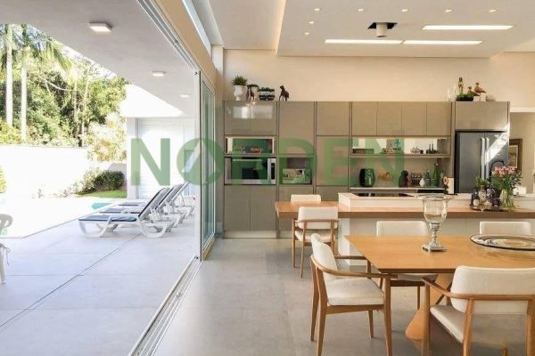 Casa, 230m² com 3 quartos, 3 suítes e 2 vagas no bairro Jurerê em Florianópolis