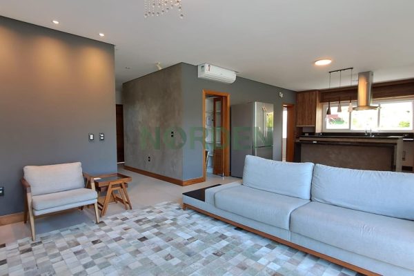 Casa, 242m² com 4 quartos, 3 suítes e 2 vagas no bairro Jurerê Internacional em Florianópolis