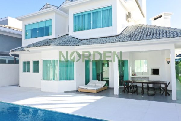 Casa, 250m² com 4 quartos, 4 suítes e 2 vagas no bairro Jurerê Internacional em Florianópolis