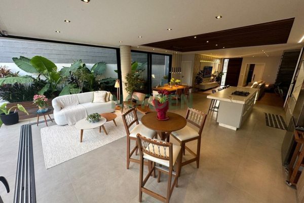 Casa, 286m² com 4 quartos, 3 suítes e 2 vagas no bairro Recanto dos Açores em Florianópolis