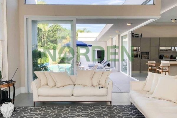 Casa, 230m² com 3 quartos, 3 suítes e 2 vagas no bairro Jurerê em Florianópolis