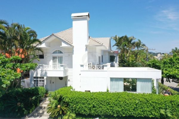 Casa, 500m² com 4 quartos, 2 suítes e 2 vagas no bairro Jurerê Internacional em Florianópolis