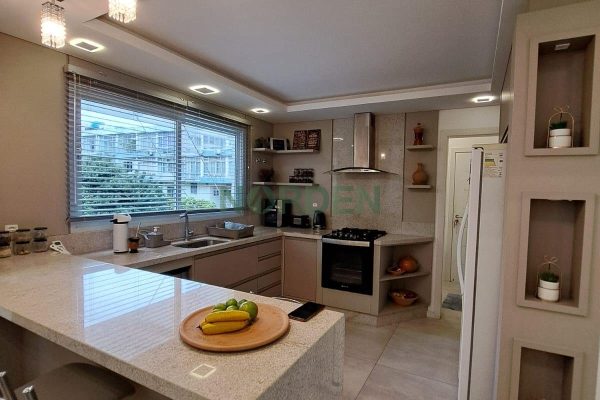 Casa, 329m² com 3 quartos, 1 suíte e 2 vagas no bairro Coqueiros em Florianópolis