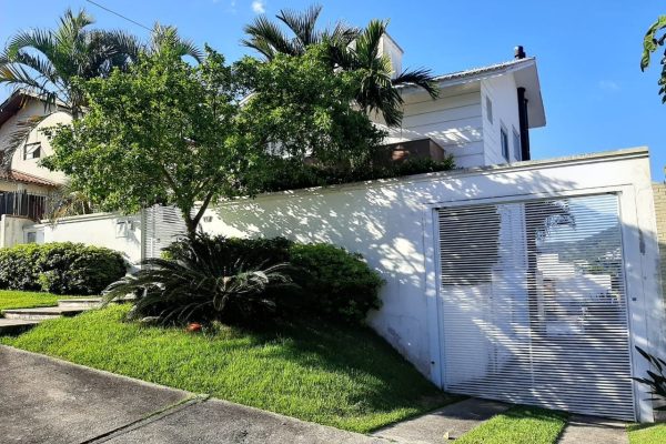 Casa, 1m² com 5 quartos, 3 suítes e 5 vagas no bairro João Paulo em Florianópolis